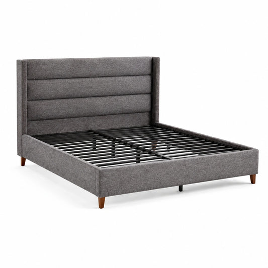 Gepolstertes Bett 160 × 200 cm in Grau mit hohem Kopfteil, schwarzem Metall-Lattenrost und braunen Holzfüßen